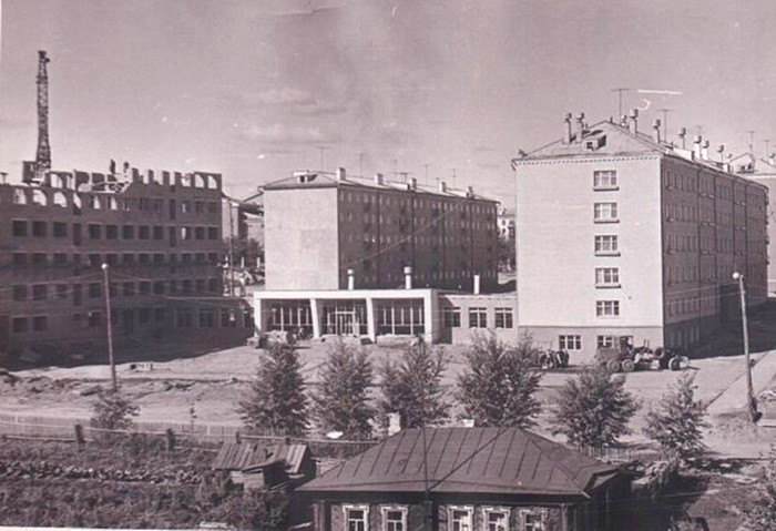 Кафе Юность общежития 5 и 6 ещё строится 1970 год