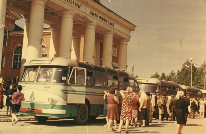 Отъезд детей в загородный пионерский лагерь.1970-е гг
